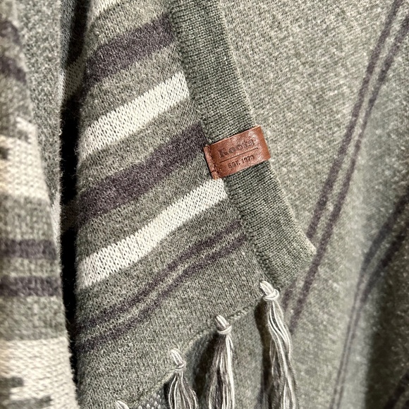 ROOTS Canada Poncho  - Grey Acrylic - Picture 4 of 7